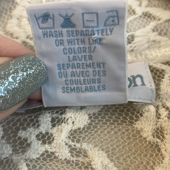 Gorgeous lace top - Picture 4 of 4